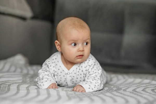 Portret Uroczego Dziecka Leżącego Łóżku Jasnobiałej Koszuli Sofie — Zdjęcie stockowe