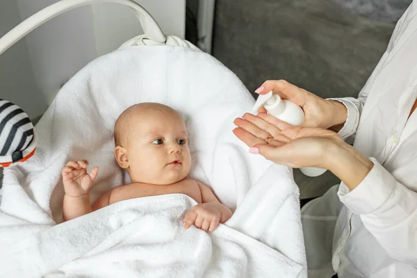 Mother Applies Moisturizer Healthy Skin Care Cute Baby Face Skin — Zdjęcie stockowe