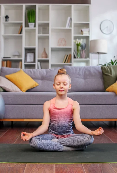 Flickan Mediterar Hemma Lugn Uppmärksam Barn Gör Yoga Andas Motion — Stockfoto