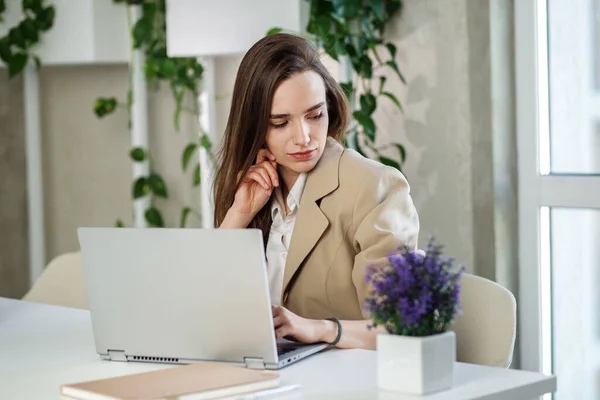 Mujer Está Trabajando Ordenador Portátil Oficina Moderna Realización Del Análisis —  Fotos de Stock