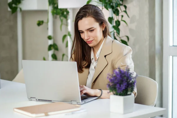Mujer Está Trabajando Ordenador Portátil Oficina Moderna Realización Del Análisis —  Fotos de Stock