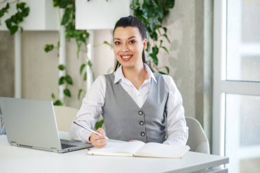 İş kavramı, beyin fırtınası ve çok para kazanmak. Kadın, modern ofiste dizüstü bilgisayarda çalışıyor..