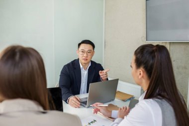Çeşitli takımlar planlarını tartışmak için toplantı odasında toplanır. Para kazanmak. Yetenekli bir iş. Tutkuyu işe dönüştürmek. Parasal ödüller. Beyin fırtınası.