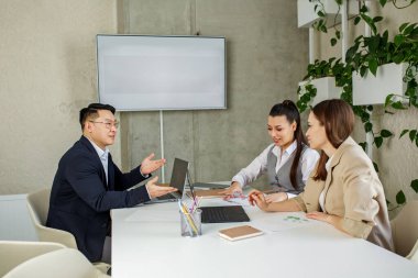 Çeşitli takımlar planlarını tartışmak için toplantı odasında toplanır. Para kazanmak. Yetenekli bir iş. Tutkuyu işe dönüştürmek. Parasal ödüller. Beyin fırtınası.