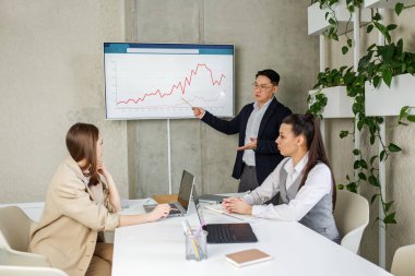 Çeşit çeşit modern ofis. Para kazanmak. Yetenekli bir iş. Tutkuyu işe dönüştürmek. Parasal ödüller. Beyin fırtınası.