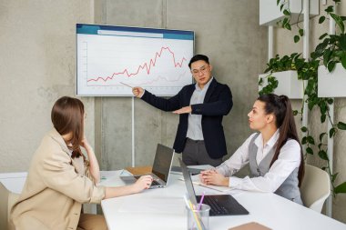 Çeşit çeşit modern ofis. Para kazanmak. Yetenekli bir iş. Tutkuyu işe dönüştürmek. Parasal ödüller. Beyin fırtınası.