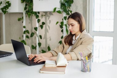 Muhasebe analizi yapmak gayrimenkul yatırım verileri, mali ve vergi sistemleri kavramı.