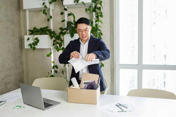 一个亚洲人被解雇了 他把东西装进了纸板箱 解雇和失业的概念 — 图库照片