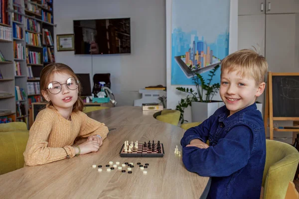 Vit Pojke Och Flicka Spelar Schack Sitter Tillsammans Vid Bordet — Stockfoto