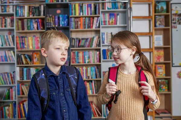 Мила Дівчинка Хлопчик Стоять Розмовляють Бібліотеці Освіта Концепція Навчання — стокове фото
