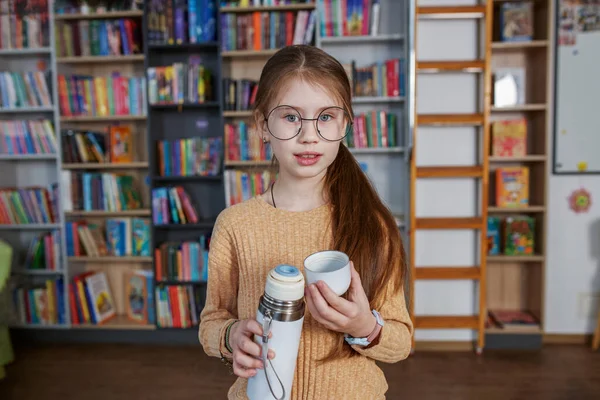 学校に戻る 教育と研究の概念 白いテルモカップを持つ子 — ストック写真