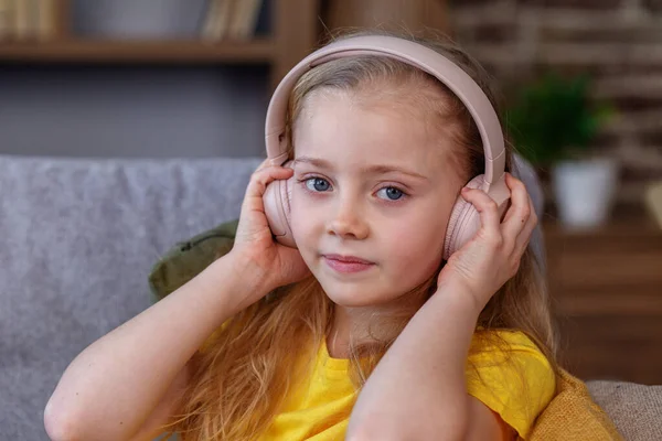Закрывай Счастливый Ребенок Слушает Музыку Аудиокнигу Маленький Школьник Наушниках Музыка — стоковое фото