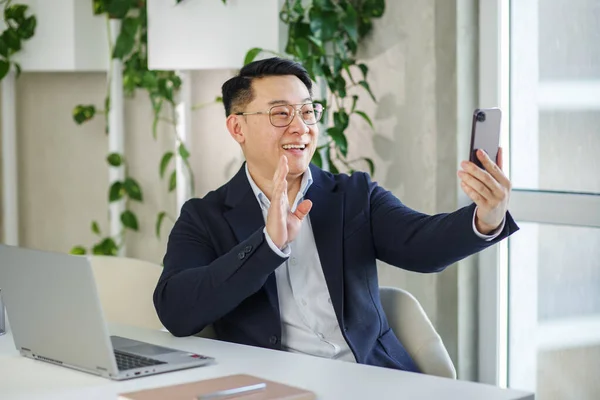 Millennial Ασιάτης Άνθρωπος Χρησιμοποιώντας Smartphone Για Online Κλήση Τηλεδιάσκεψης Χαιρετώντας — Φωτογραφία Αρχείου