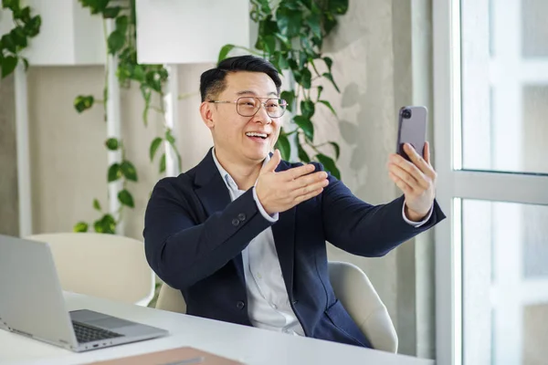 Millennial Asiático Homem Usando Smartphone Para Videoconferência Line Chamada Acenando — Fotografia de Stock