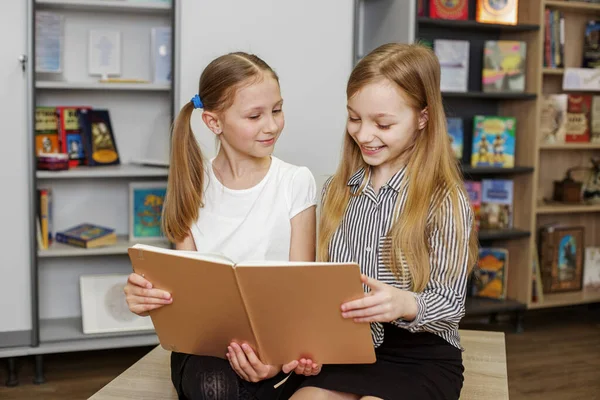 Terug Naar School Twee Gelukkige Meisjes Die Boek Lezen Thuis — Stockfoto
