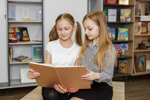 Terug Naar School Twee Gelukkige Meisjes Die Thuis Boeken Lezen — Stockfoto