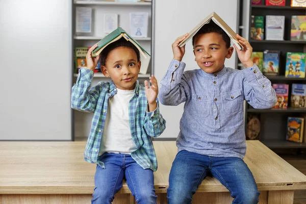 Két Afro Amerikai Gyerek Könyvet Olvas Tanul Iskolában Szórakozik Vissza — Stock Fotó