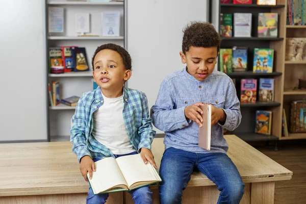 Két Afro Amerikai Gyerek Könyvet Olvas Tanul Iskolában Szórakozik Vissza — Stock Fotó