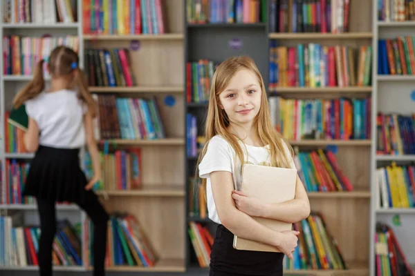 Kind Koopt Boeken Boekhandel Leren Lezen Meisje Kiest Boek Schoolbibliotheek — Stockfoto