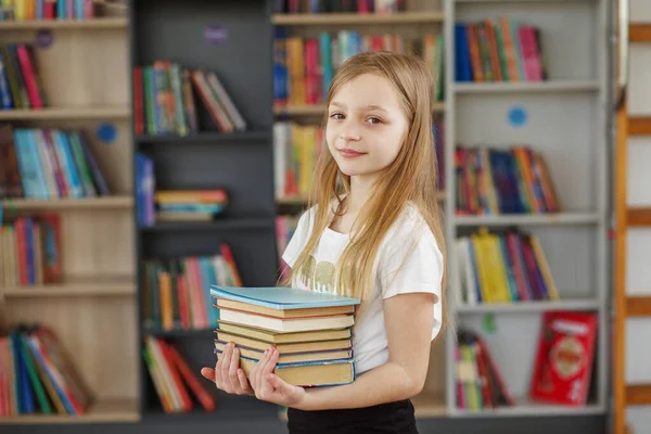 Criança Compra Livros Livraria Para Aprender Ler Menina Escolhendo Livro — Fotografia de Stock