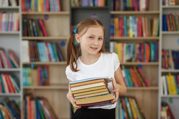 Kind Koopt Boeken Boekhandel Leren Lezen Meisje Kiest Boek Schoolbibliotheek — Stockfoto