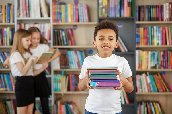 Concept Van Studeren Terug Naar School Onderwijs Kinderschooljongen Leesboek Bibliotheek — Stockfoto