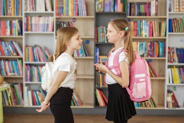 Deux Enfants Filles Avec Des Sacs Dos Rencontrent Parlent Bibliothèque — Photo