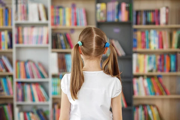 Schoolmeisje Kiest Boek Schoolbibliotheek Boeken Planken Boekhandel Slimme Meid Die — Stockfoto