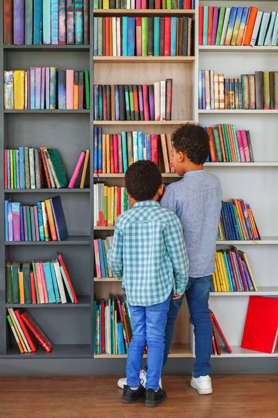 Két Afro Amerikai Gyerek Könyveket Keres Könyvespolcokon Együtt Olvasnak Iskolai — Stock Fotó