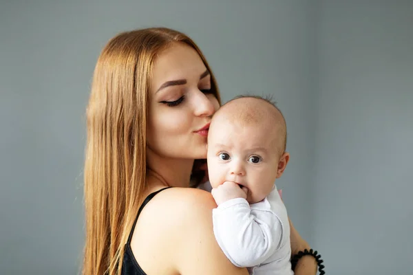 Mother Takes Care Her Newborn Baby Home Mom Holds Her — Stockfoto