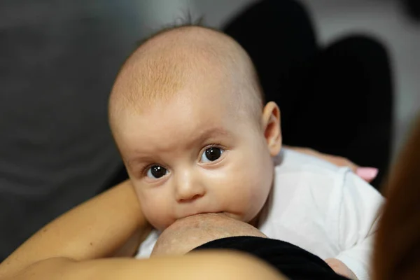 Szoptatás Gyermekgondozás Anya Táplálja Újszülöttet Otthon Család — Stock Fotó