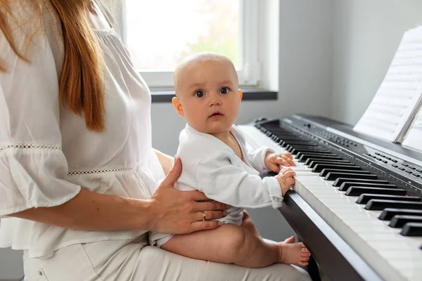 Anya Lánya Zongoráznak Babafejlesztés Érzékszervi Tapasztalat Agyfejlesztés Korai Évek — Stock Fotó