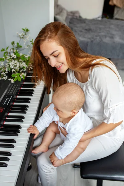 Mor Och Dotter Spelar Piano Bebisutveckling Sensorisk Upplevelse Hjärnans Utveckling — Stockfoto