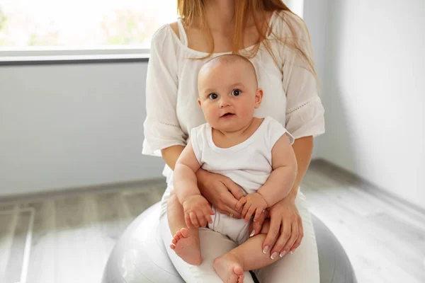 Boldog Anya Kezében Kislányt Miközben Pattogó Fitness Labda Kényelmes Otthon — Stock Fotó
