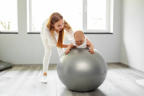 Lycklig Mamma Med Liten Flicka Träningsboll Hemma Vardagsrummet Arbetsterapi — Stockfoto