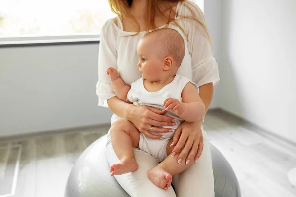 Lycklig Mamma Håller Liten Flicka Medan Studsar Fitness Boll Mysiga — Stockfoto