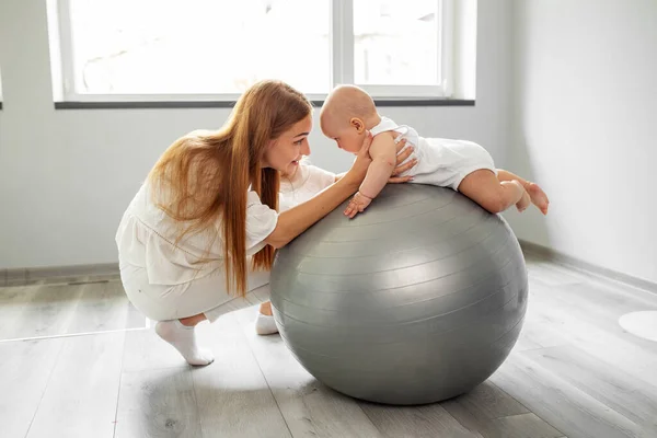 Lycklig Mamma Med Liten Flicka Träningsboll Hemma Vardagsrummet Arbetsterapi — Stockfoto