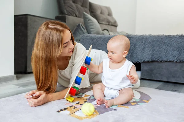 Barnvakt Och Liten Baby Spela Pedagogiska Spel Matta Rummet — Stockfoto