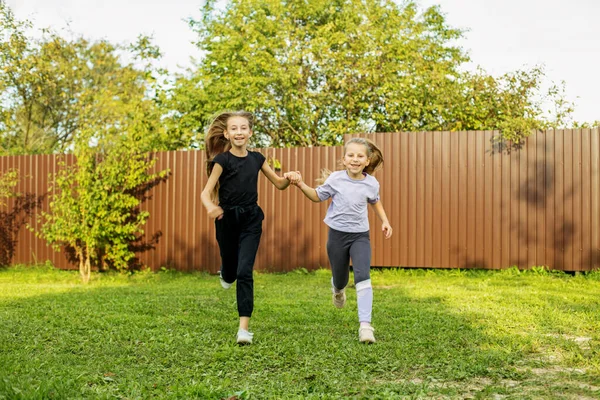 Zwei Kinder Laufen Sommer Hinterhof Herum Kindheits Und Urlaubskonzept — Stockfoto