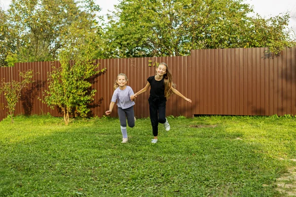 여름철에는 뒷마당에서 아이가 뛰놀고 있습니다 — 스톡 사진