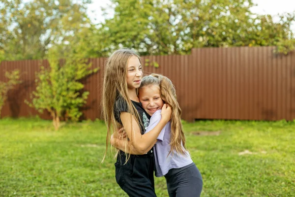 Kinder Die Sich Umarmen Und Spaß Freien Haben Familien Kindheits — Stockfoto