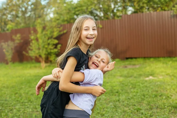 子供たちは屋外で抱き合って楽しんでいます 子供時代 休暇の概念 — ストック写真