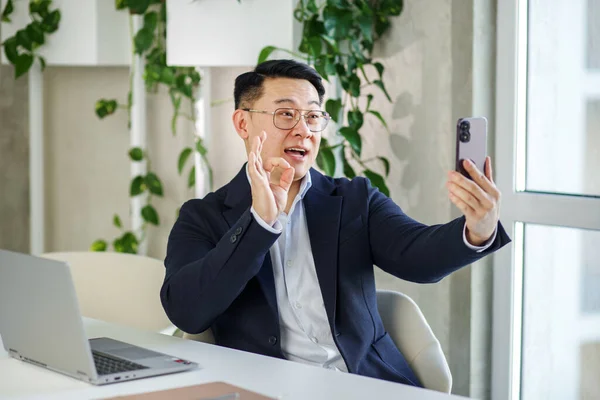 千年亚洲人在办公室用智能手机进行在线视频会议 挥手打招呼 — 图库照片