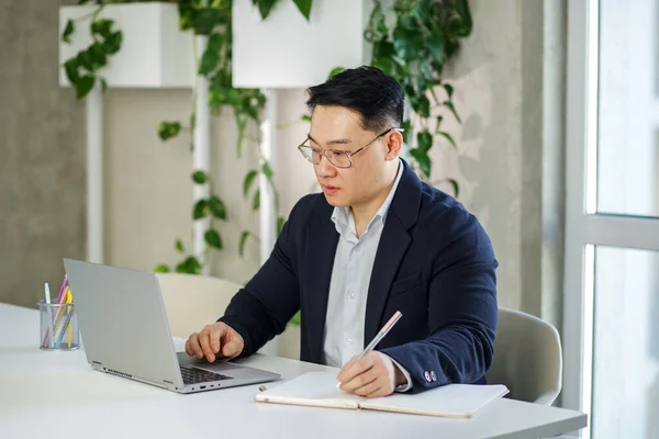 分析和金融概念 多种族工作人员 亚洲商人在办公室工作 使用笔记本电脑 人力资源 — 图库照片