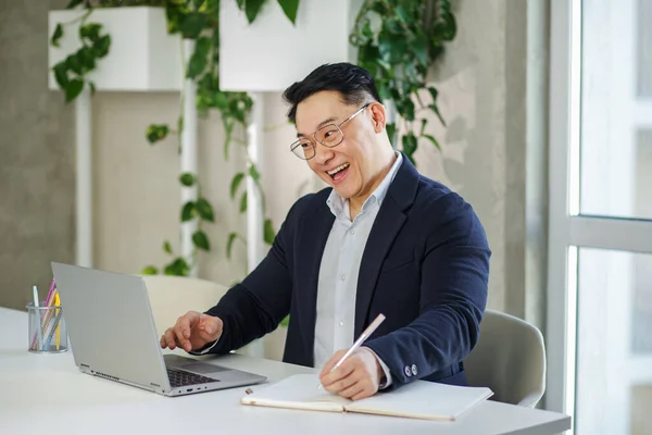 Conceito Empreendedorismo Análise Finanças Pessoal Multirracial Feliz Empresário Asiático Trabalhando — Fotografia de Stock