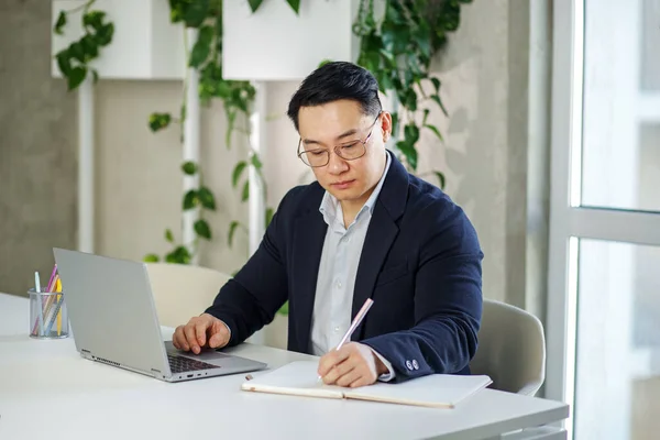 Conceito Empreendedorismo Análise Finanças Pessoal Multirracial Empresário Asiático Trabalhando Escritório — Fotografia de Stock
