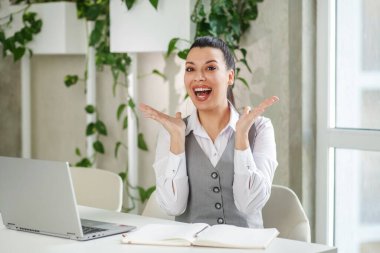 İş kavramı, beyin fırtınası ve çok para kazanmak. Kadın, modern ofiste dizüstü bilgisayarda çalışıyor..