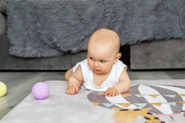 Bebé Arrastrarse Suelo Guardería Agarrando Bola Colores Juguetes Coloridos Desarrollo — Foto de Stock