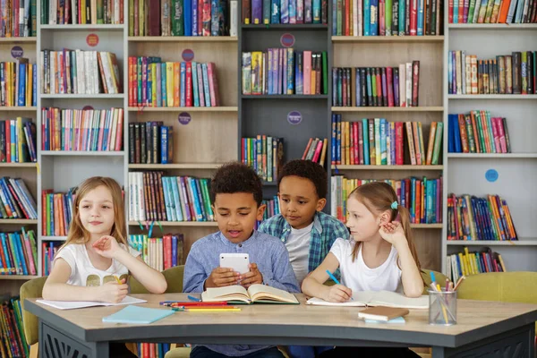 급우들은 교실에서 연구를 합니다 학교로 돌아가 학생들 도서관이나 교실에서 테이블에서 — 스톡 사진