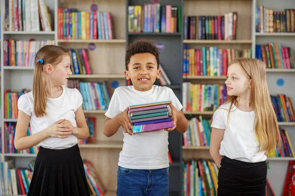 Kinderen Met Een Stapel Boeken Bibliotheek Multi Etnische Klasgenoten Hebben — Stockfoto